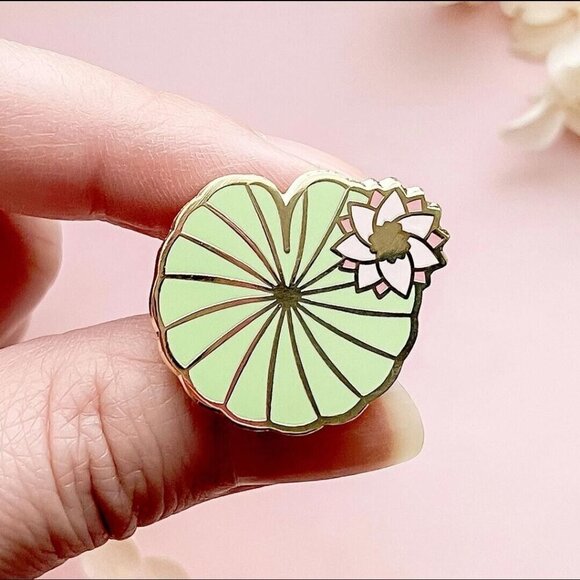 Water Lily Pad Enamel Pin - Gold Plated Brooch - Nature & Garden Jewelry - Picture 1 of 11